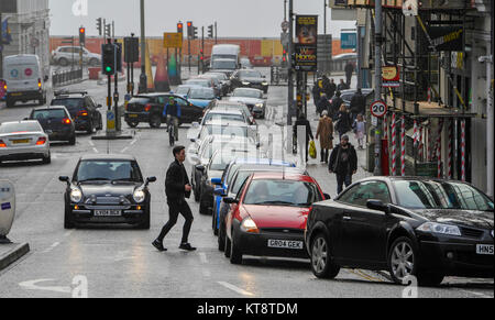 Brighton UK vom 22. Dezember 2017 - Verkehr Warteschlangen für Shopping Center Parkplätze als Weihnachtskäufer wurden in Brighton heute, wie es vorausgesagt ist der verkehrsreichste Tag für Reisen über die Festtage im gesamten Vereinigten Königreich Foto aufgenommen von Simon Dack zu sein Stockfoto