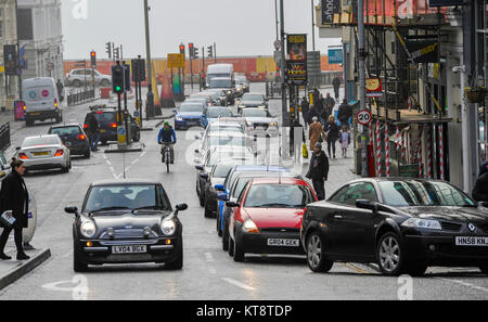 Brighton UK vom 22. Dezember 2017 - Verkehr Warteschlangen für Shopping Center Parkplätze als Weihnachtskäufer wurden in Brighton heute, wie es vorausgesagt ist der verkehrsreichste Tag für Reisen über die Festtage im gesamten Vereinigten Königreich Foto aufgenommen von Simon Dack zu sein Stockfoto