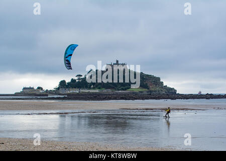 Marazion, Cornwall, UK. 22. Dezember 2017. UK Wetter. Es war mild und ruhig in Marazion heute, gerade genug Wind den Kite dieser Sand kite Boarder am Strand von Marazion füllen. Foto: Simon Maycock/Alamy leben Nachrichten Stockfoto