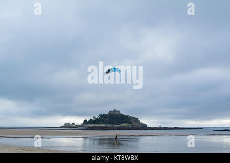 Marazion, Cornwall, UK. 22. Dezember 2017. UK Wetter. Es war mild und ruhig in Marazion heute, gerade genug Wind den Kite dieser Sand kite Boarder am Strand von Marazion füllen. Foto: Simon Maycock/Alamy leben Nachrichten Stockfoto