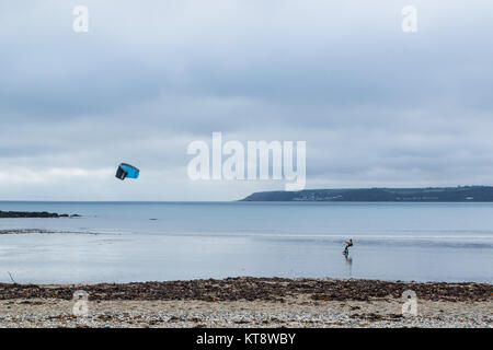 Marazion, Cornwall, UK. 22. Dezember 2017. UK Wetter. Es war mild und ruhig in Marazion heute, gerade genug Wind den Kite dieser Sand kite Boarder am Strand von Marazion füllen. Foto: Simon Maycock/Alamy leben Nachrichten Stockfoto