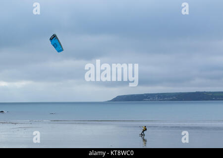 Marazion, Cornwall, UK. 22. Dezember 2017. UK Wetter. Es war mild und ruhig in Marazion heute, gerade genug Wind den Kite dieser Sand kite Boarder am Strand von Marazion füllen. Foto: Simon Maycock/Alamy leben Nachrichten Stockfoto