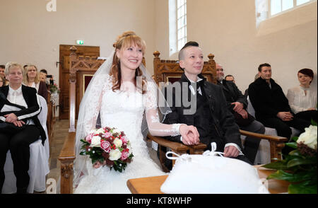 Callenberg, Deutschland. 22 Dez, 2017. Debora Lautenschlaeger (L) und Nadine Oltersdorf von Lichtenstein im Erzgebirge sitzen während ihrer Hochzeit Zeremonie in der Kapelle für Hochzeiten in Callenberg, Deutschland, 22. Dezember 2017. Offizielle Ehen sind erlaubt im Stil der Renaissance Gebäude ab 01. Dezember 2017 stattfinden. Die erste Hochzeit paar, die verheiratet waren zwei Frauen. Die hochzeitskapelle ist die offizielle Außenstelle des Hohenstein-Ernstthal registry seit Anfang des Monats. Credit: Sebastian Willnow/dpa-Zentralbild/dpa/Alamy leben Nachrichten Stockfoto