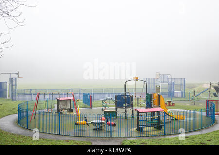 Kidderminster, Großbritannien. 22. Dezember, 2017. UK Wetter: Nebel stoppt die Wiedergabe an einem Kidderminster Sportplatz. Mit trostlosen, feuchten Nebel Verweigerung über viele Teile von Worcestershire heute zu heben, lokale Folk entscheiden Sie sich für die Geschäfte, die auf der Suche nach festliche Stimmung. Quelle: Lee Hudson/Alamy leben Nachrichten Stockfoto