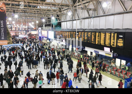 London, Großbritannien. 22 Dez, 2017. Tausende von Pendlern pack die Bahnhofshalle in Waterloo Station vorzubereiten Home für die Weihnachtsfeiertage mit zwei Tage nach links gehen, bis Weihnachten Credit: Amer ghazzal/Alamy leben Nachrichten Stockfoto