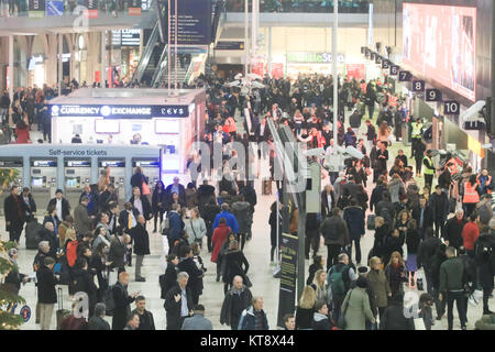 London, Großbritannien. 22 Dez, 2017. Tausende von Pendlern pack die Bahnhofshalle in Waterloo Station vorzubereiten Home für die Weihnachtsfeiertage mit zwei Tage nach links gehen, bis Weihnachten Credit: Amer ghazzal/Alamy leben Nachrichten Stockfoto