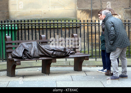 Glasgow, Schottland, 22. Dezember. Obdachlosigkeit jetzt eine touristische Attraktion in der Stadt mit der neuen Welt berühmten Obdachlose Jesus Statue in Nelson Mandela Platz und im neuen Theatralik der Bettler. Credit: Gerard Fähre / alamy Leben Nachrichten Stockfoto