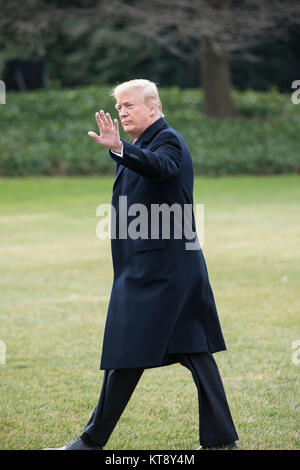 Washington DC, USA. 22 Dez, 2017. Präsident Donald Trump Blätter des Weißen Hauses zu seinem Winterquartier in Mar-a-Largo, Florida am 22. Dezember 2017. Credit: Patsy Lynch/Medien Punch/Alamy leben Nachrichten Stockfoto