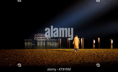 Brighton, UK. 22 Dez, 2017. Der marode West Pier in Brighton leuchtet 40 Jahre nachdem es für die Öffentlichkeit geschlossen. In Verbindung mit dem British Airways ich 360 Tower Pier wird jeden Abend nach Einbruch der Dunkelheit bis Mitternacht beleuchtet werden. Foto: Simon Dack/Alamy leben Nachrichten Stockfoto