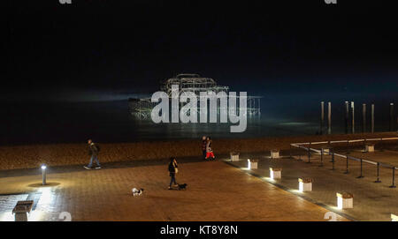 Brighton, UK. 22 Dez, 2017. Der marode West Pier in Brighton leuchtet 40 Jahre nachdem es für die Öffentlichkeit geschlossen. In Verbindung mit dem British Airways ich 360 Tower Pier wird jeden Abend nach Einbruch der Dunkelheit bis Mitternacht beleuchtet werden. Foto: Simon Dack/Alamy leben Nachrichten Stockfoto
