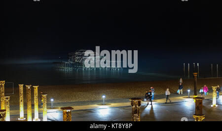 Brighton, UK. 22 Dez, 2017. Der marode West Pier in Brighton leuchtet 40 Jahre nachdem es für die Öffentlichkeit geschlossen. In Verbindung mit dem British Airways ich 360 Tower Pier wird jeden Abend nach Einbruch der Dunkelheit bis Mitternacht beleuchtet werden. Foto: Simon Dack/Alamy leben Nachrichten Stockfoto
