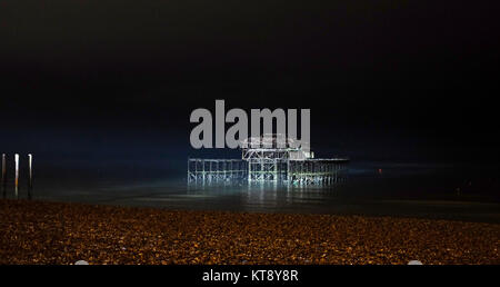 Brighton, UK. 22 Dez, 2017. Der marode West Pier in Brighton leuchtet 40 Jahre nachdem es für die Öffentlichkeit geschlossen. In Verbindung mit dem British Airways ich 360 Tower Pier wird jeden Abend nach Einbruch der Dunkelheit bis Mitternacht beleuchtet werden. Foto: Simon Dack/Alamy leben Nachrichten Stockfoto