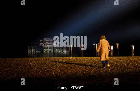 Brighton, UK. 22 Dez, 2017. Der marode West Pier in Brighton leuchtet 40 Jahre nachdem es für die Öffentlichkeit geschlossen. In Verbindung mit dem British Airways ich 360 Tower Pier wird jeden Abend nach Einbruch der Dunkelheit bis Mitternacht beleuchtet werden. Foto: Simon Dack/Alamy leben Nachrichten Stockfoto