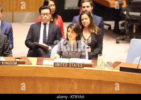 Uno, New York, USA. 22 Dez, 2017. Nikki Haley von uns sprach im UN-Sicherheitsrat nach Nordkorea Sanktionen 15-0 mit Ablauf der Frist für die Rückführung der Arbeitnehmer nahm von 12 auf 24 Monate verlängert. Quelle: Matthew Russell Lee/Alamy leben Nachrichten Stockfoto