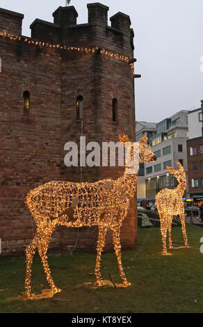 Cardiff, Großbritannien. 22 Dez, 2017. Cardiff am letzten Freitag vor Weihnachten, auf der Suche festliche mit Baum außerhalb der Burg und Tiere alles beleuchtet. Weihnachtsmarkt in vollem Durchfluss und Straßen mit Lichtern geschmückt und mit Käufern am Freitag, den 22. Dezember 2017 Credit drängten: KEITH MAYHEW/Alamy leben Nachrichten Stockfoto