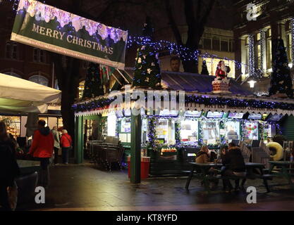 Cardiff, Großbritannien. 22 Dez, 2017. Cardiff am letzten Freitag vor Weihnachten, auf der Suche festliche mit Baum außerhalb der Burg und Tiere alles beleuchtet. Weihnachtsmarkt in vollem Durchfluss und Straßen mit Lichtern geschmückt und mit Käufern am Freitag, den 22. Dezember 2017 Credit drängten: KEITH MAYHEW/Alamy leben Nachrichten Stockfoto