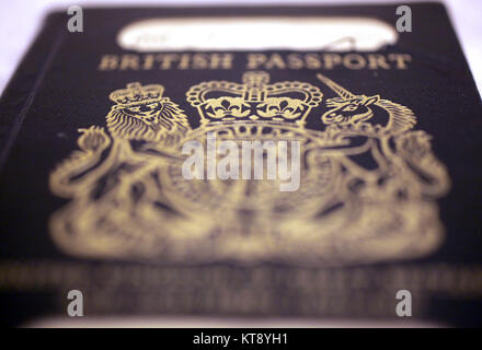 London, Großbritannien. 22 Dez, 2017. Einen alten blauen britischen Reisepass in einem Still life Foto geschossen in London gesehen wird, 22. Dezember 2017 Credit: Abby Deus/Alamy leben Nachrichten Stockfoto