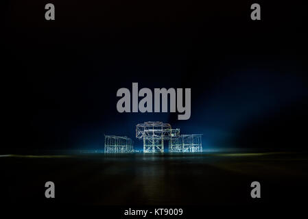 Brighton, UK. 22 Dez, 2017. Ghost Pier von Brighton West Pier von Leuchten aus der BA i360 Photo Credit beleuchtet: Julia Claxton/Alamy leben Nachrichten Stockfoto