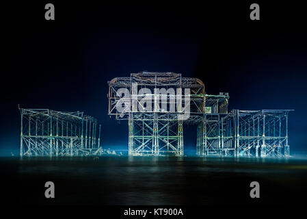 Brighton, UK. 22 Dez, 2017. Ghost Pier von Brighton West Pier von Leuchten aus der BA i360 Photo Credit beleuchtet: Julia Claxton/Alamy leben Nachrichten Stockfoto