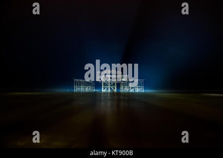 Brighton, UK. 22 Dez, 2017. Ghost Pier von Brighton West Pier von Leuchten aus der BA i360 Photo Credit beleuchtet: Julia Claxton/Alamy leben Nachrichten Stockfoto