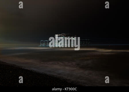 Brighton, UK. 22 Dez, 2017. Ghost Pier von Brighton West Pier von Leuchten aus der BA i360 Photo Credit beleuchtet: Julia Claxton/Alamy leben Nachrichten Stockfoto