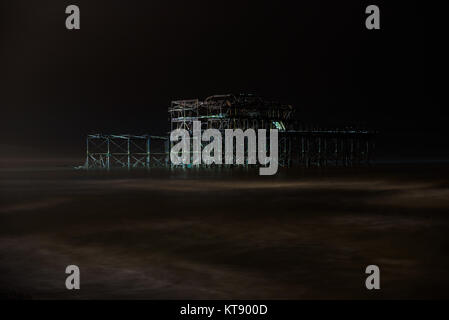 Brighton, UK. 22 Dez, 2017. Ghost Pier von Brighton West Pier von Leuchten aus der BA i360 Photo Credit beleuchtet: Julia Claxton/Alamy leben Nachrichten Stockfoto