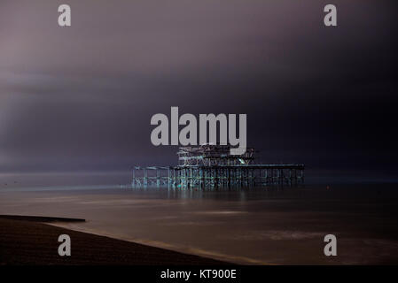 Brighton, UK. 22 Dez, 2017. Ghost Pier von Brighton West Pier von Leuchten aus der BA i360 Photo Credit beleuchtet: Julia Claxton/Alamy leben Nachrichten Stockfoto