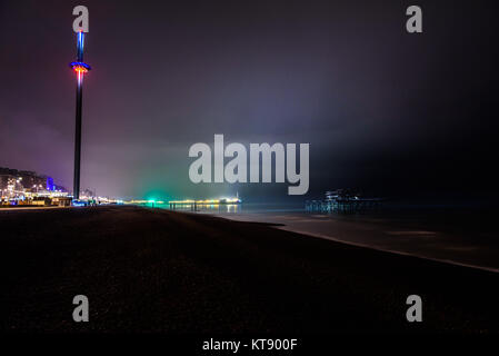 Brighton, UK. 22 Dez, 2017. Ghost Pier von Brighton West Pier von Leuchten aus der BA i360 Photo Credit beleuchtet: Julia Claxton/Alamy leben Nachrichten Stockfoto
