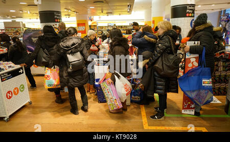 New York, USA. 22 Dez, 2017. Weihnachtskäufer auf die Check-out-Zeile in der Toys R Us Lage am Times Square in New York am Freitag, 22. Dezember 2017, 2017. Ab 6 Uhr Freitag alle Toys R Us Stores wird offen bleiben für 63 Stunden schließen um 21:00 Uhr Heiligabend. (© Richard B. Levine) Credit: Richard Levine/Alamy leben Nachrichten Stockfoto