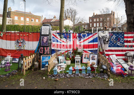 London, Großbritannien. 22 Dez, 2017. George Michael Memorial Garden. Fast ein Jahr nach dem Tod des Sängers, die privaten Platz, die von Michael in der Nähe seiner ehemaligen Heimat im Norden von London besaß, war wird immer noch von zahlreichen Fans, die posthume Ehrung verlassen besucht. Credit: Guy Corbishley/Alamy leben Nachrichten Stockfoto