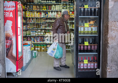 Barcelona, Spanien. 22 Dez, 2017. Barcelona Bürger mit ihren täglichen Einkäufen nach Tag der katalanischen Regionalwahlen in der Nähe Boqueria Markt 22. Dez. 2017. Credit: ChaviNandez/Alamy leben Nachrichten Stockfoto