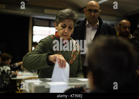 Barcelona, Spanien. 22 Dez, 2017. Eine Frauen Stimme in der autonomen Wahlen von Katalonien vom 21. Dezember 2017 im Centre La Cívic Sedeta Credit: luay Albasha/Alamy leben Nachrichten Stockfoto