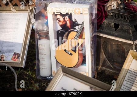 London, Großbritannien. 22 Dez, 2017. George Michael Memorial Garden. Fast ein Jahr nach dem Tod des Sängers, die privaten Platz, die von Michael in der Nähe seiner ehemaligen Heimat im Norden von London besaß, war wird immer noch von zahlreichen Fans, die posthume Ehrung verlassen besucht. Credit: Guy Corbishley/Alamy leben Nachrichten Stockfoto