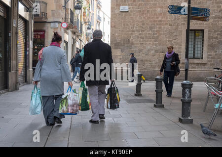 Barcelona, Spanien. 22 Dez, 2017. Barcelona Bürger mit ihren täglichen Einkäufen nach Tag von Katalonien Regionalwahlen in der Nähe Boqueria Markt 22. Dez. 2017. Credit: ChaviNandez/Alamy leben Nachrichten Stockfoto