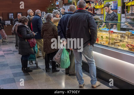 Barcelona, Spanien. 22 Dez, 2017. Barcelona Bürger mit ihren täglichen Einkäufen nach Tag von Katalonien Regionalwahlen in Sants Markt 22. Dez. 2017. Credit: ChaviNandez/Alamy leben Nachrichten Stockfoto