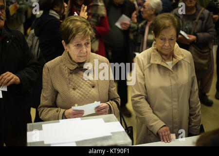 Barcelona, Spanien. 22 Dez, 2017. Zwillingsschwestern Abstimmung im autonomen Wahlen von Katalonien vom 21. Dezember 2017 im Centre La Cívic Sedeta Credit: luay Albasha/Alamy leben Nachrichten Stockfoto