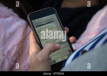 Barcelona, Spanien. 22 Dez, 2017. Journalist senden einige änderungsskript von Ada Colau der Presse Wattsapp Group Credit: luay Albasha/Alamy leben Nachrichten Stockfoto