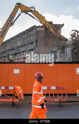 London, Großbritannien. 22 Dez, 2017. Abriss weiterhin von Robin Hood Gärten, die nach dem Krieg Wohnsiedlung in East London, entworfen von Exponenten der neuen Brutalismus, Alison und Peter Smithson. Credit: Guy Corbishley/Alamy leben Nachrichten Stockfoto