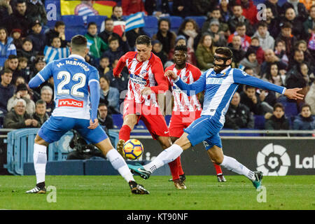 Barcelona, Spanien. 22 Dez, 2017. Atletico de Madrid Fernando Torres (2. L) Mias mit RCD Espanyol David Lopez (1. R) während der spanischen Liga Match zwischen RCD Espanyol und Atletico de Madrid in Barcelona, Spanien, am Dez. 22, 2017. RCD Espanyol gewann 1:0. Credit: Joan Gosa/Xinhua/Alamy leben Nachrichten Stockfoto