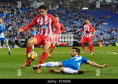 Barcelona, Spanien. 22 Dez, 2017. Die RCD Espanyol Pablo Piatti (R) Mias mit Atletico de Madrid Stefan Savic während der spanischen Liga Match zwischen RCD Espanyol und Atletico de Madrid in Barcelona, Spanien, am Dez. 22, 2017. RCD Espanyol gewann 1:0. Credit: Joan Gosa/Xinhua/Alamy leben Nachrichten Stockfoto