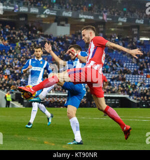 Barcelona, Spanien. 22 Dez, 2017. Atletico de Madrid Saul Niguez (vorne) konkurriert während der spanischen Liga Match zwischen RCD Espanyol und Atletico de Madrid in Barcelona, Spanien, am Dez. 22, 2017. RCD Espanyol gewann 1:0. Credit: Joan Gosa/Xinhua/Alamy leben Nachrichten Stockfoto