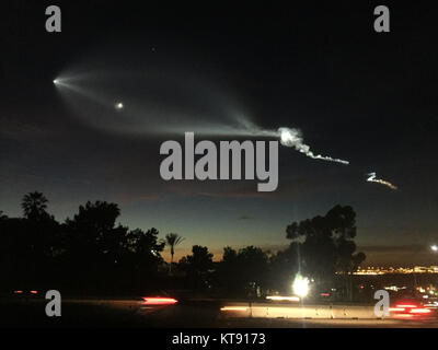 San Clemente, Kalifornien, USA. 22 Dez, 2017. Die kondensstreifen von SpaceX Falcon 9 Rakete, die von der Vandenberg Air Force Base hob Freitag Nacht, ist über dem Pazifischen Ozean von San Clemente gesehen. Dies war SpaceX des 18. und letzten Mission des Jahres und enthalten 10 Satelliten in der Umlaufbahn. Credit: Rocky Stewart/ZUMA Draht/Alamy leben Nachrichten Stockfoto