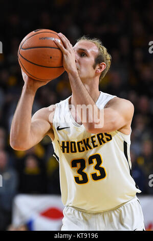 Wichita, Kansas, USA. 22 Dez, 2017. Wichita Zustand Shockers guard Conner Frankamp (33) schießt den Ball während der NCAA Basketball Spiel zwischen den Florida Gulf Coast Eagles und die Wichita State Shockers an Charles Koch Arena in Wichita, Kansas. Kendall Shaw/CSM/Alamy leben Nachrichten Stockfoto