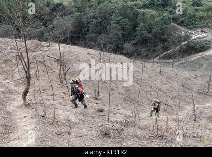 Jingxi. 27 Nov, 2017. Chinesische Soldaten bereiten sich für Sprengarbeiten zu löschen Pflanzen vor Landminen Ausbau Bemühungen in der Guangxi Abschnitt entlang der China-Vietnam Grenze in der South China Guangxi Zhuang autonomen Region, Dez. 22, 2017. Chinesische Soldaten begannen, ihre neuen Landmine - schwungvoll Mission entlang der China-Vietnam Grenze an November 27, 2017, 2,05 Millionen Quadratmetern in 53 Standorten in der Nähe der Guangxi Grenze. Credit: Zhou Hua/Xinhua/Alamy leben Nachrichten Stockfoto