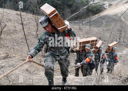 Jingxi. 27 Nov, 2017. Chinesische Soldaten bereiten sich für Sprengarbeiten zu löschen Pflanzen vor Landminen Ausbau Bemühungen in der Guangxi Abschnitt entlang der China-Vietnam Grenze in der South China Guangxi Zhuang autonomen Region, Dez. 22, 2017. Chinesische Soldaten begannen, ihre neuen Landmine - schwungvoll Mission entlang der China-Vietnam Grenze an November 27, 2017, 2,05 Millionen Quadratmetern in 53 Standorten in der Nähe der Guangxi Grenze. Credit: Zhou Hua/Xinhua/Alamy leben Nachrichten Stockfoto