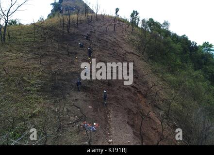 Jingxi. 27 Nov, 2017. Chinesische Soldaten verhalten Minenräumung mission in der Guangxi Abschnitt entlang der China-Vietnam Grenze in der South China Guangxi Zhuang autonomen Region, Dez. 22, 2017. Chinesische Soldaten begannen, ihre neuen Landmine - schwungvoll Mission entlang der China-Vietnam Grenze an November 27, 2017, 2,05 Millionen Quadratmetern in 53 Standorten in der Nähe der Guangxi Grenze. Credit: Zhou Hua/Xinhua/Alamy leben Nachrichten Stockfoto