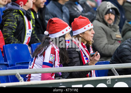 Barcelona, Spanien. 22 Dez, 2017. <Atletico Madrid Fans während des Spiels zwischen RCD Espanyol v Atletico Madrid für die Runde 17 der Liga Santander, an RCDE Stadion am 22. Dezember 2017 in Barcelona, Spanien gespielt. (Credit: GTO/Urbanandsport/Gtres Online) Credit: Gtres Información más Comuniación auf Linie, S.L./Alamy leben Nachrichten Stockfoto