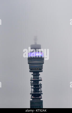 Regents Park, London, UK. 23 Dez, 2017. Misty Wetter verschleiert die Oberseite des BT Tower. Quelle: Matthew Chattle/Alamy leben Nachrichten Stockfoto