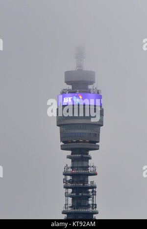 Regents Park, London, UK. 23 Dez, 2017. Misty Wetter verschleiert die Oberseite des BT Tower. Quelle: Matthew Chattle/Alamy leben Nachrichten Stockfoto