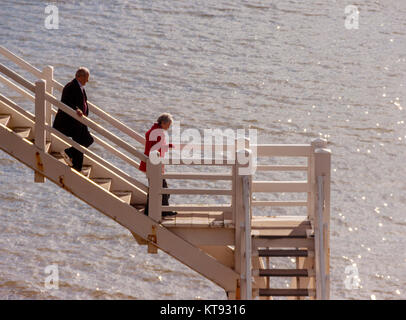 Honiton, Devon. 23 Dez, 2017. UK Wetter: Menschen gehen Sie Jacob's Ladder in den Westen Strand in Honiton, Devon, an einem milden und ruhiger Tag. Stürme Dylan und Eleanor, die vierte und fünfte namens Sturm des Jahres sind tobring schweren Bedingungen nach Großbritannien am zweiten Weihnachtstag. Credit: Foto Central/Alamy leben Nachrichten Stockfoto